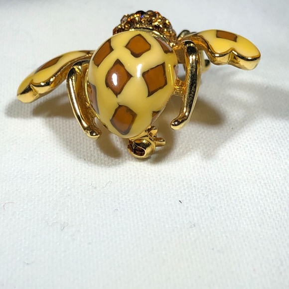 JOAN OF THE JUNGLE JOAN RIVERS CREAM ENAMEL BROOCH - Picture 10 of 16